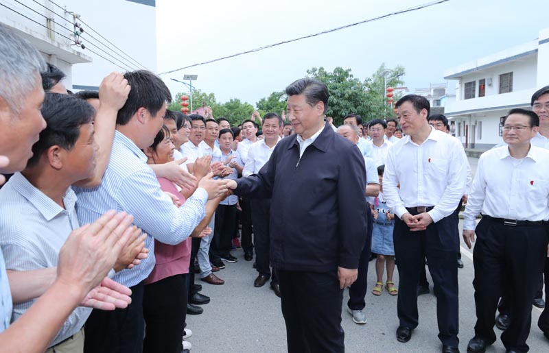 5月20日至22日，中共中央总书记、国家主席、中央军委主席习近平在江西考察，主持召开推动中部地区崛起工作座谈会并发表重要讲话。这是习近平在赣州市于都县梓山镇潭头村看望当地群众，同乡亲们亲切握手。